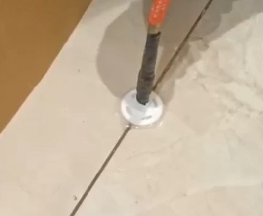 大厂瓷砖空鼓维修公司专业解答瓷砖在铺贴过程中，如果没有涂抹均匀到位的粘结材料（如水泥砂浆或瓷砖胶），可能会导致以下问题