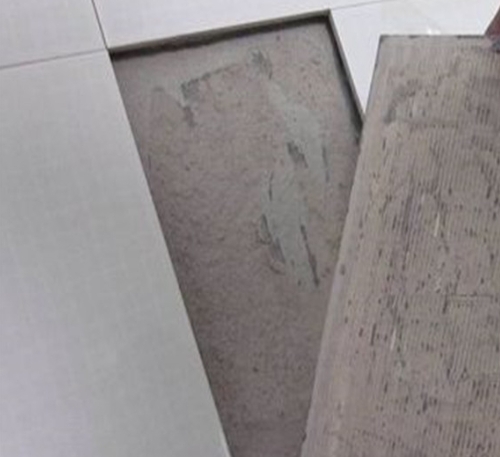 大厂瓷砖空鼓维修公司分享瓷砖铺贴时如果打浆（即涂抹在瓷砖背面和基层上的砂浆或瓷砖胶）过少，会带来以下问题